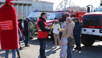 Пожарные-добровольцы поздравили женщин Читы с 8 Марта