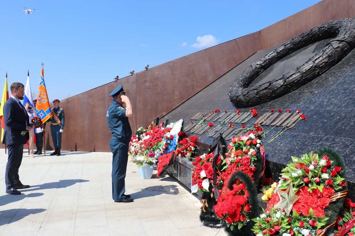 predstaviteli-centralnogo-soveta-veteranov-mchs-rossii-vozlozhili-cvety-k-rzhevskomu-memorialu-sovetskomu-soldatu_16242801712587