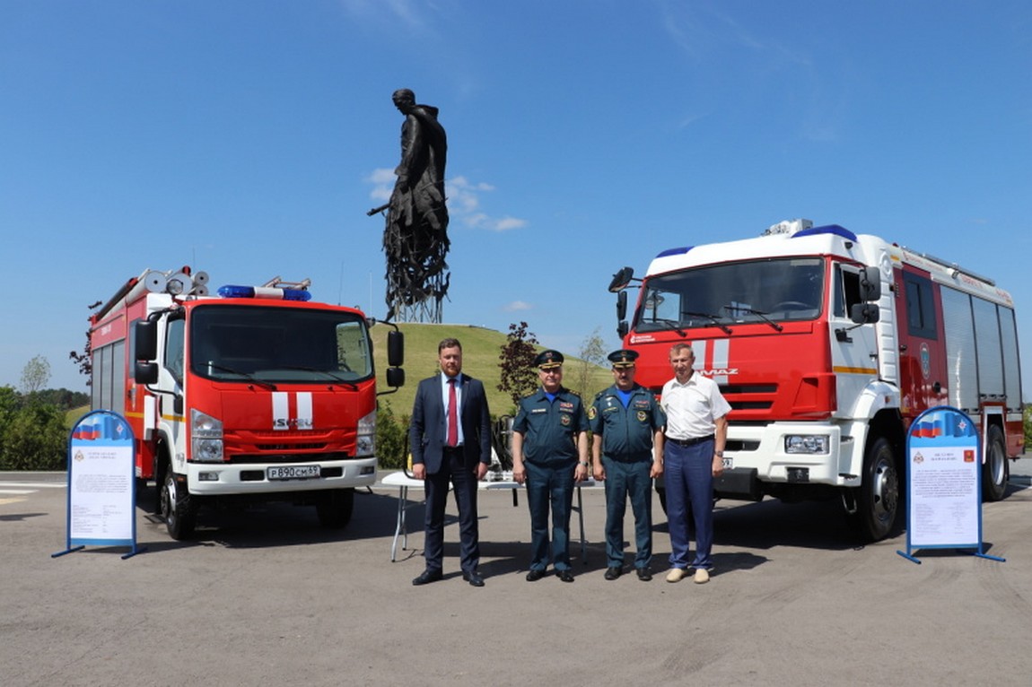 predstaviteli-centralnogo-soveta-veteranov-mchs-rossii-vozlozhili-cvety-k-rzhevskomu-memorialu-sovetskomu-soldatu_16242801711746