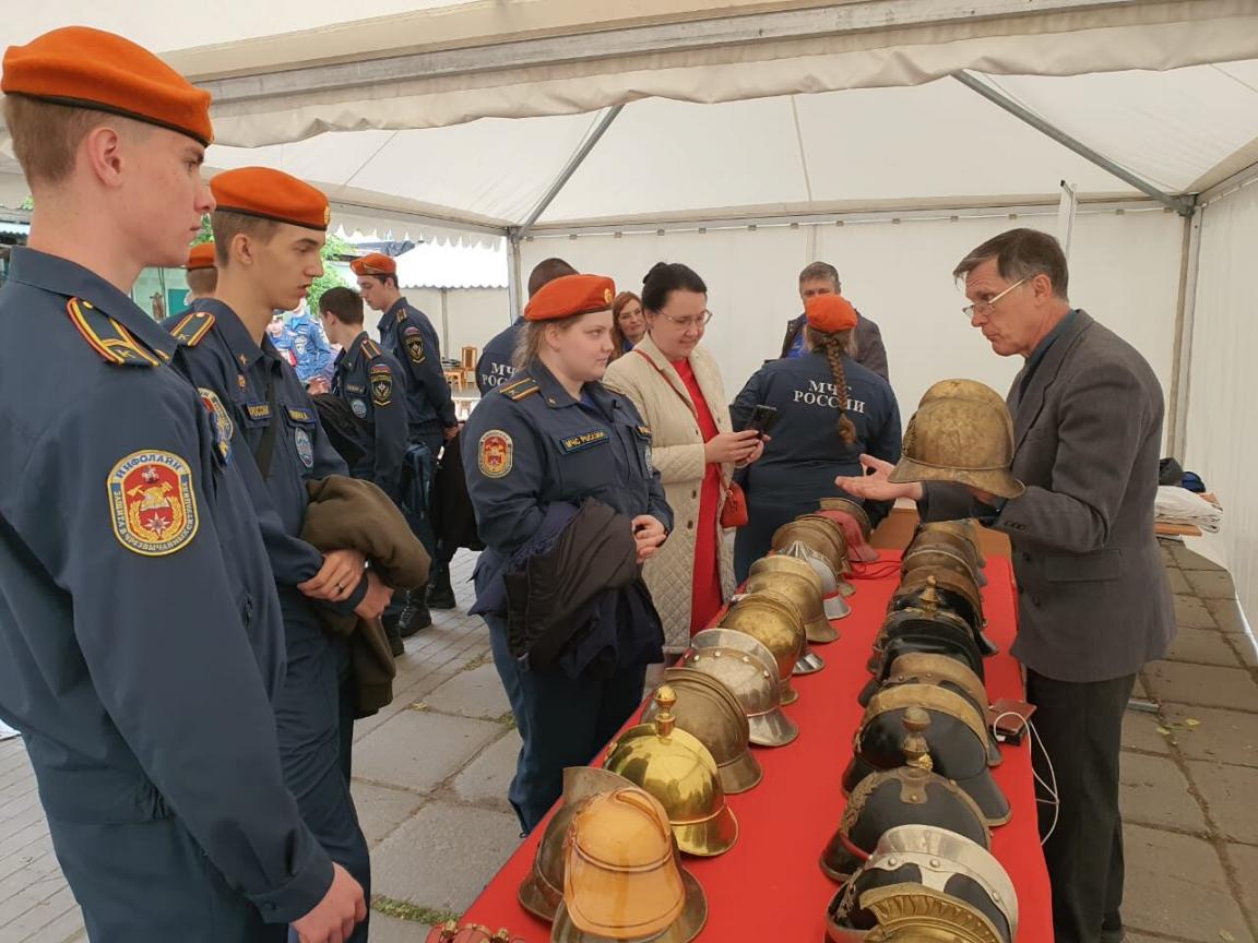 пожарные каски из коллекции Дениса фон Мекка на общественных мероприятиях, выставках, праздниках, днях города