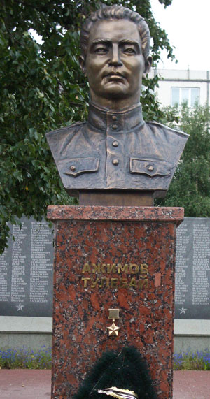 Ajimov_bust_surgut