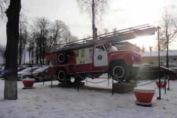 Памятник пожарному автомобилю